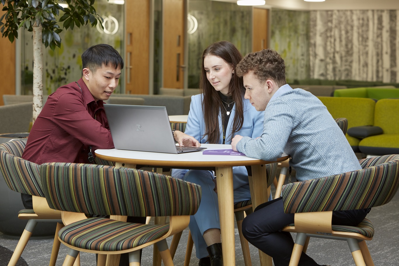 graduates-meeting-breakout-area-1366.jpg